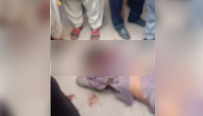 پولیس کے مطابق ملزم عبداللہ کو شاہ لطیف تھانے سے ریمانڈ کے لیے عدالت لایا گیا تھا/ ویڈیو اسکرین گریب