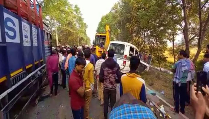 ریاست بہار کے ضلع لکھی سرائی میں ایک گاڑی مخالف سمت سے آنے والے ٹرک سے ٹکرا گئی جس کے نتیجے میں گاڑی میں سوار 5 افراد ہلاک اور 4 زخمی ہوگئے— فوٹو: بھارتی میڈیا