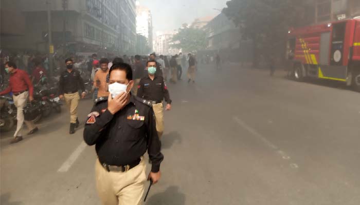 آگ بجھانے کے لیے مرکزی فائر بریگیڈ کے علاوہ صدر، منظور کالونی اور دیگر سینٹرز سے گاڑیاں اور فائر فائٹر روانہ کر دیے گئے ہیں—فوٹو: جیو نیوز