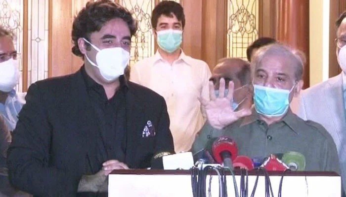 حکومت نے دھونس دھاندلی سے تمام بل بلڈوز کیے، اس ماحول میں قانون سازی نہیں ہوسکتی، شہباز شریف کی میڈیا سے گفتگو— فوٹو:فائل