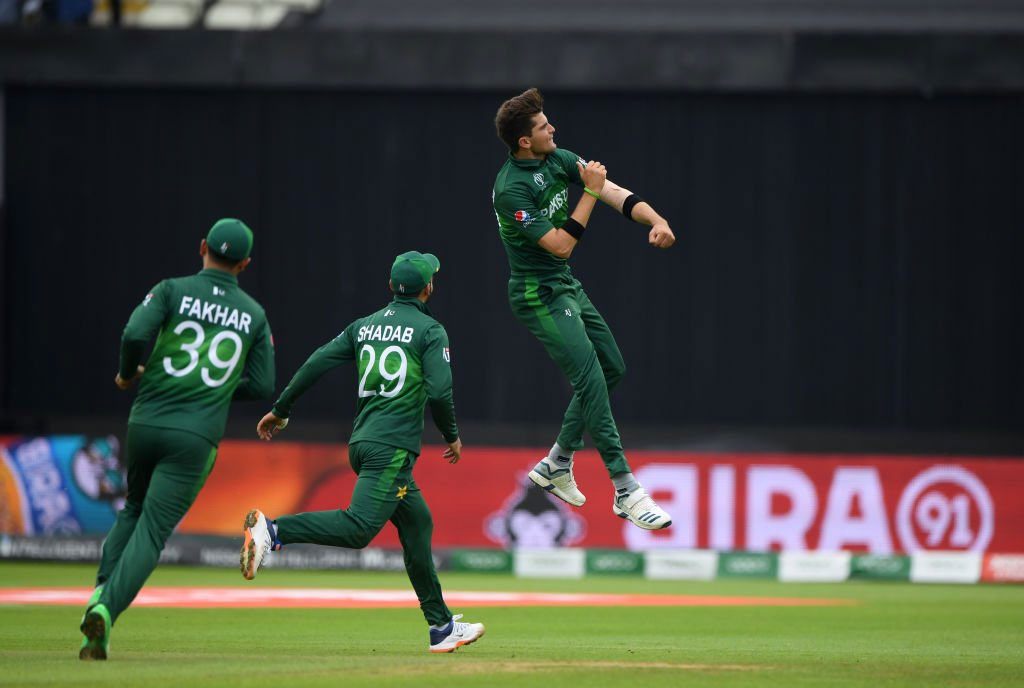 آئی سی سی نے بھارت کے خلاف پاکستانی فاسٹ بولر شاہین شاہ آفریدی کے اسپیل کو ورلڈ کپ کا بہترین لمحہ قرار دیا— فوٹو: فائل