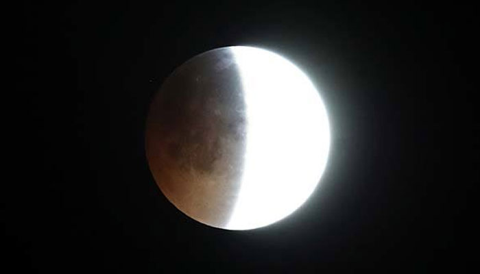اس طرح کا چاند گرہن مستقبل میں ممکنہ طور پر 648 برس بعد یعنی 8 فروری سن 2669 عیسوی میں دیکھنے کو مل سکتا ہے— فوٹو: فائل