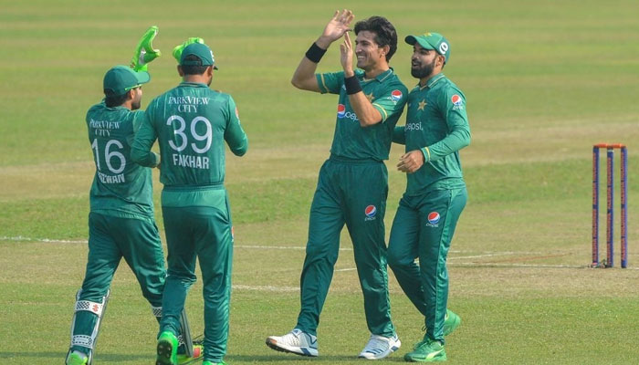 پاکستانی کھلاڑی وکٹ لینے کے بعد خوشی کا اظہار کر رہے ہیں۔ فوٹو: پی سی بی