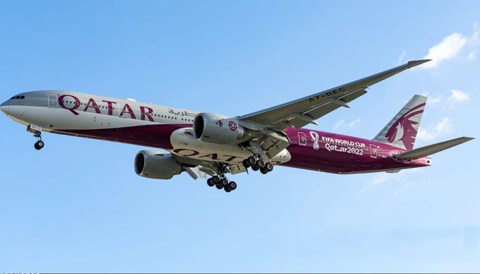 قطر ائیر ویز کی پرواز کیو آر 2022 نے دوحہ انٹرنیشنل ائیرپورٹ سے صبح 10 بجکر 17 منٹ پر ٹیک آف کیا— فوٹو:فائل