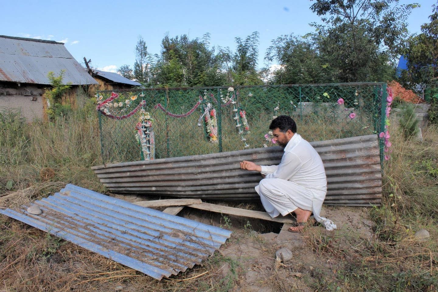 مشتاق احمد وانی نے اپنے 16 سالہ بیٹے اطہر مشتاق کی گھر کے قریب ہی قبر کھود رکھی ہے لیکن وہ نہیں جانتے کہ ان کے بیٹے کو قابض بھارتی فوج نے کہاں دفن کیا ہے۔ فوٹو عابدہ احمد