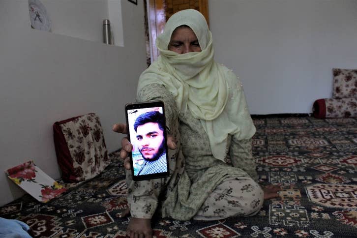 17 سال ارشد احمد ڈار کی والدہ بھی اپنے اکلوتے بیٹے اور سہارے کی قبر پر نہیں جا سکتی ہیں۔ فوٹو بشکریہ ہاریٹز/عابدہ احمد