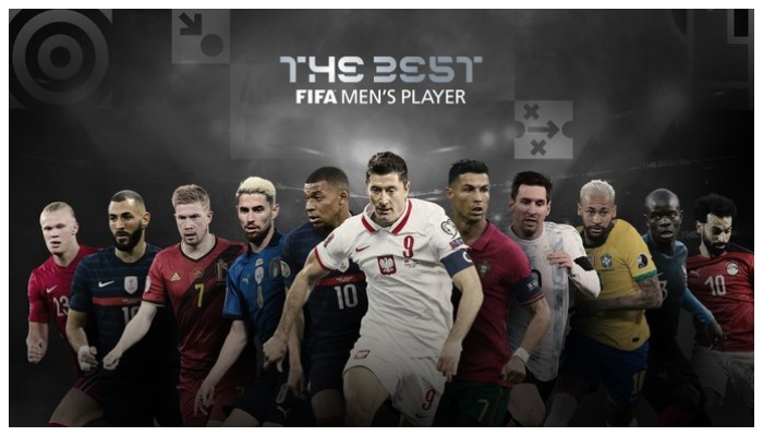 فیفا کے مطابق 2021 کے بہترین مینز فٹبالر کی نامزدگیوں میں دنیائے فٹبال کے 11 بہترین کھلاڑی شامل ہیں۔ —فوٹو: فیفا