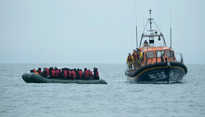 فرانس سے برطانیہ جانے والے 31 مہاجرین کشتی ڈوبنے سے ہلاک ہوگئے ۔ —فوٹو: اے ایف پی