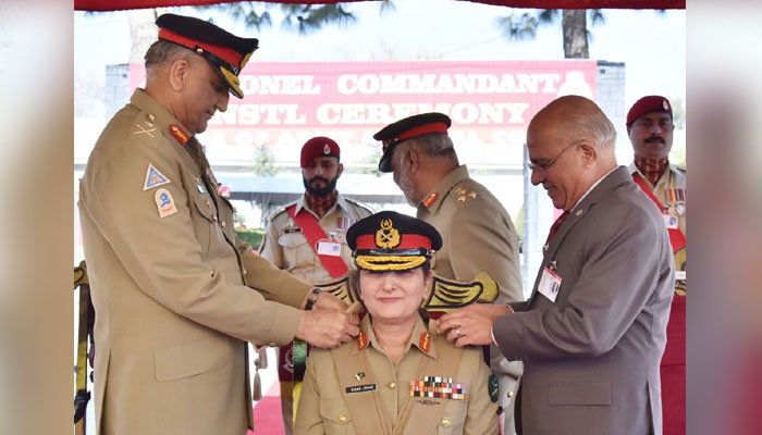 آرمی چیف جنرل قمر جاوید باجوہ نے آرمی میڈیکل کور ایبٹ آباد کا دورہ کیا اور کرنل کمانڈنٹ آرمی میڈیکل کور لیفٹیننٹ جنرل نگارجوہر کو بیجز لگائے —فوٹو: سوشل میڈیا