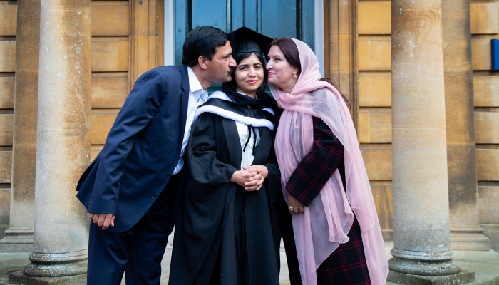 نوبیل انعام یافتہ ملالہ یوسفزئی برطانیہ کی آکسفورڈ یونیورسٹی سے گریجویٹ ہوگئیں —فوٹو: ضیاء الدین ٹوئٹر