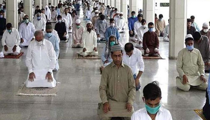 محکمہ داخلہ سندھ کے نوٹیفکیشن کے مطابق مساجد میں صرف ویکسین شدہ افراد کو عبادت کی اجازت ہوگی —فوٹو: فائل
