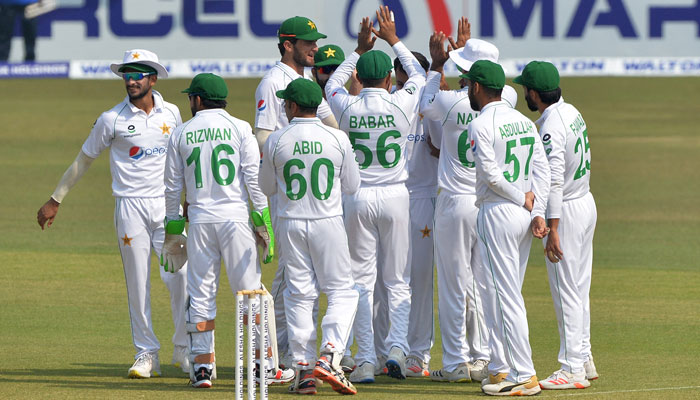 پاکستان کے کھلاڑی مشفیق الرحیم کے آؤٹ ہونے پر خوشی کا اظہار کر رہے ہیں۔ فوٹو: آئی سی سی