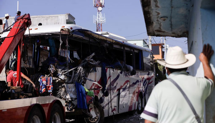 بس کو حادثہ بریک فیل ہونے کے باعث پیش آیا، 20 سے زائد افراد زخمی بھی ہوئے: مقامی میڈیا۔ فوٹو: رائٹرز
