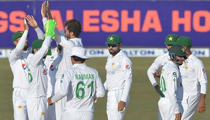 پاکستانی کھلاڑی وکٹ لینے کے بعد خوشی کا اظہار کر رہے ہیں۔ فوٹو: آئی سی سی