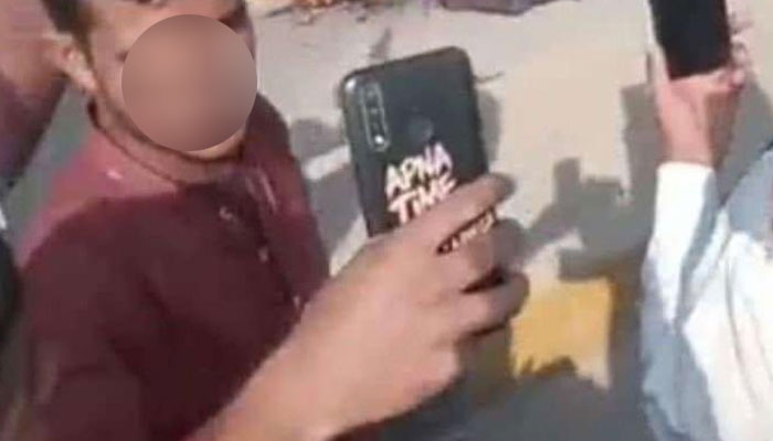 ہجوم میں سے کسی نے مشتعل افراد کو روکنے کی کوشش نہیں کی، کچھ لوگ تشدد کی وڈیو بناتے اور سیلفیاں لیتے رہے— فوٹو: سوشل میڈیا