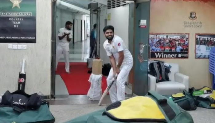 پاکستان کرکٹ بورڈ نے ٹوئٹر پر مختلف ویڈیو جاری کیں جس میں بابر اعظم سمیت قومی کھلاڑی ڈریسنگ روم میں کرکٹ کھیلتے ہوئے دیکھا گیا۔ —فوٹو: پی سی بی اسکرین گریب