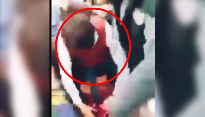 سوشل میڈیا پر سامنے آنے والی ویڈیوز میں دیکھاگیا کہ ملک عدنان جان ہتھیلی پر رکھ کر پریانتھا کمارا کو بچانےکی کوشش کررہےتھے۔ —فوٹو: اسکرین گریب