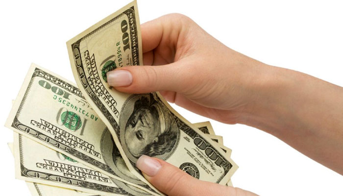 انٹربینک میں ڈالر کا بھاؤ 30 پیسے بڑھا اور ایک امریکی ڈالر 176 روپے 78 پیسے کا ہوگیا ہے— فوٹو: فائل