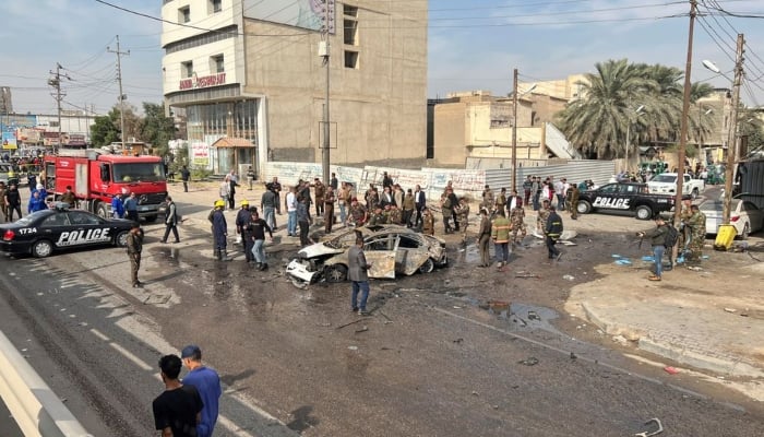 دھماکے سے ایک گاڑی کو آگ لگی اور منی بس کو نقصان پہنچا  —فوٹو: رائٹرز