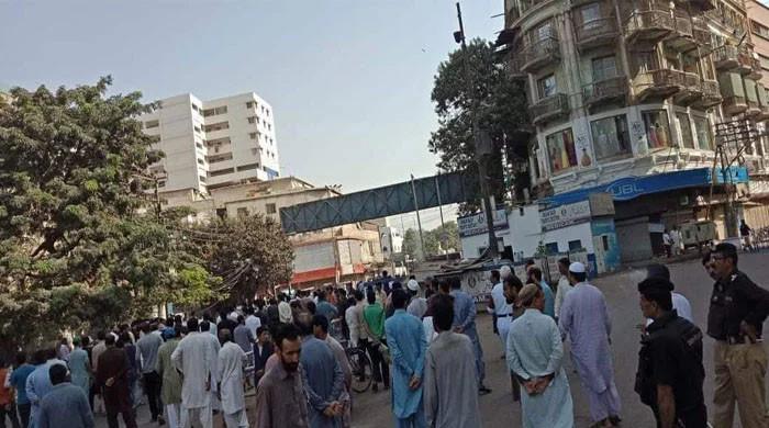 کراچی: جامع کلاتھ پر کسٹمز کی کارروائی، تاجروں کے احتجاج پر علاقہ میدان جنگ بن گیا