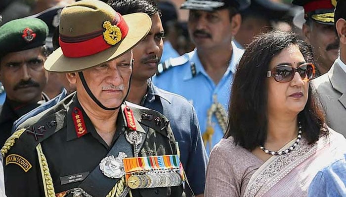 ہیلی کاپٹر میں جنرل بپن راوت کی اہلیہ بھی سوار تھیں — فوٹو:بھارتی میڈیا