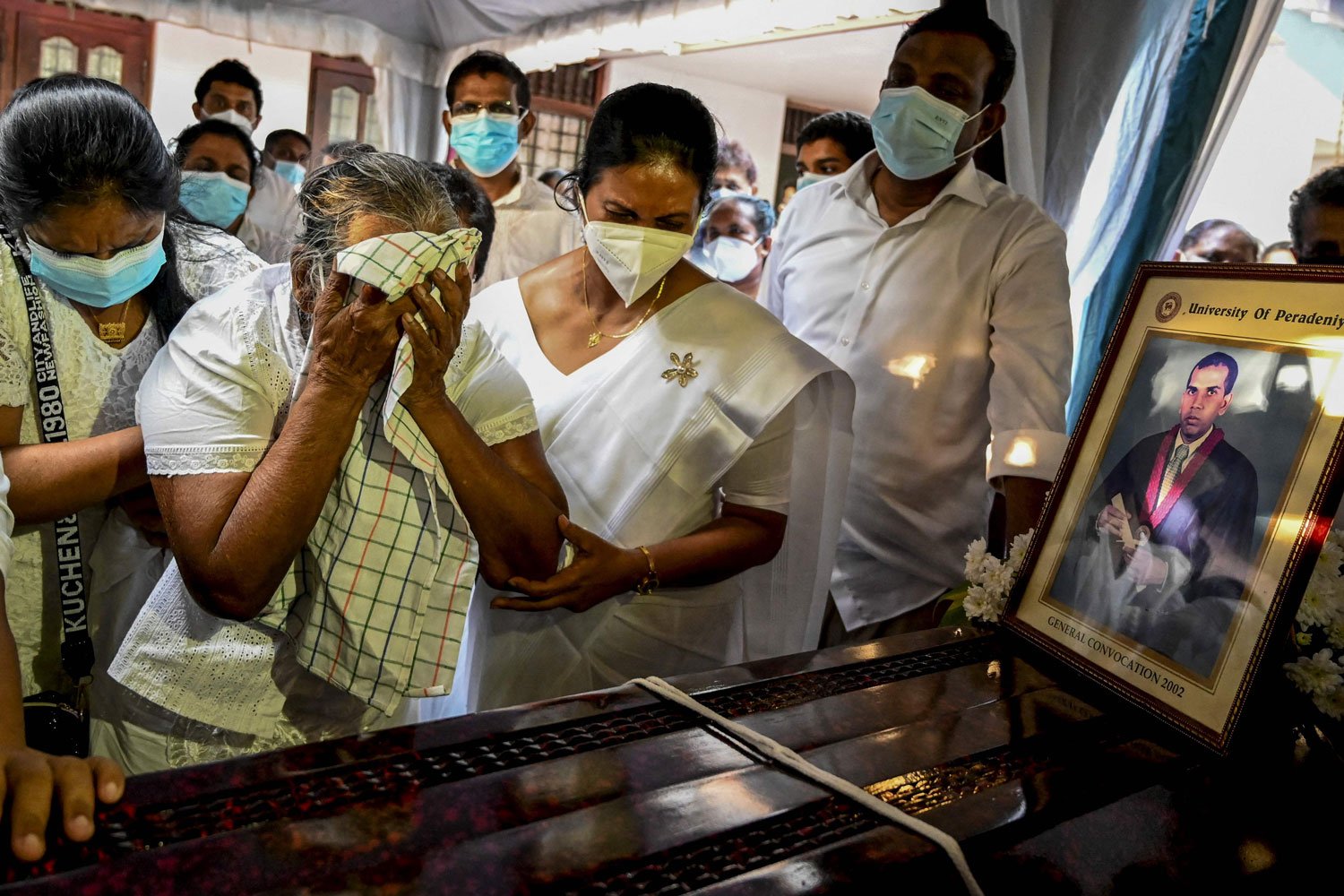 3 دسمبر کو مشتعل ہجوم نے سری لنکن فیکٹری منیجر کو قتل کردیا تھا جس کے بعد ان کی لاش کو آگ لگا دی تھی— فوٹو: اے ایف پی