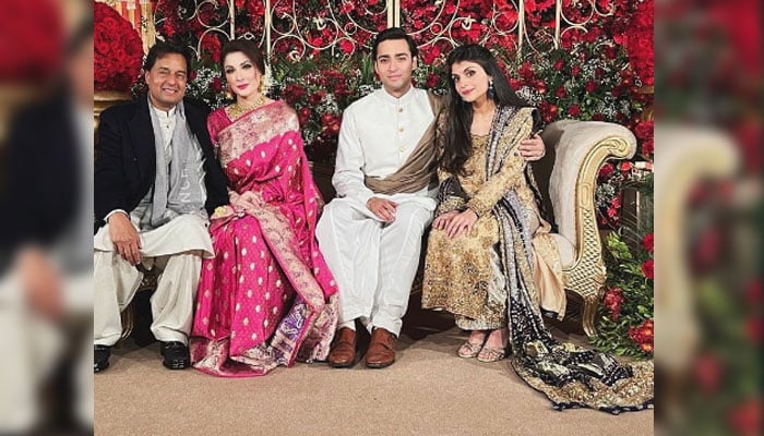 سوشل میڈیا پلیٹ فارم انسٹاگرام پر والدین کے ہمراہ تصویر جنید صفدر کی جانب سے شیئر کی گئی ہے:فوٹوشکریہ سوشل میڈیا