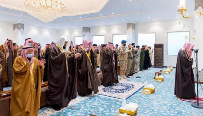 مکہ مکرمہ میں مسجد الحرام میں نماز استسقاء ادا کی گئی جس میں صوبے کے امیر شہزادہ خالد الفیصل نے بھی شرکت کی —فوٹو: سعودی گزٹ