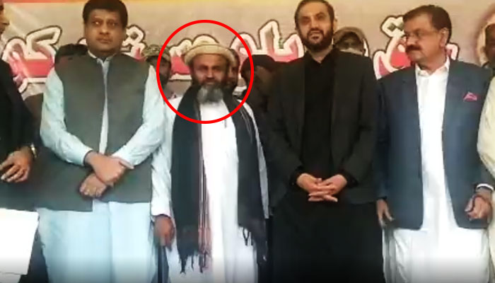 جماعت اسلامی بلوچستان کے جنرل سیکرٹری مولانا ہدایت الرحمان نے معاہدے کے بعد مظاہرین سے خطاب کرتے ہوئے دھرنا ختم کرنے کا اعلان کیا— فوٹو: اسکرین گریب