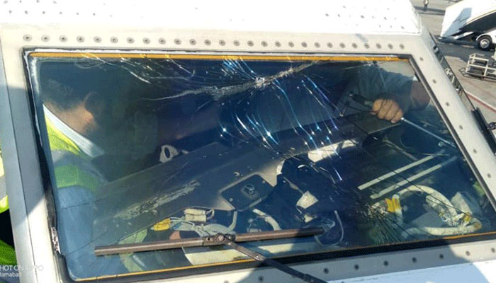 قومی ائیرلائن کی پرواز پی کے 9753 اسلام آباد سے ریاض جارہی تھی، دوران پرواز بوئنگ 777 طیارے کے سائیڈ ونڈ اسکرین میں دراڑ پڑ گئی تھی— فوٹو: فائل