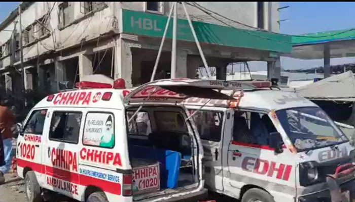 جائے حادثہ کے مقاما پر ایمبولینس کھڑی ہیں۔ فوٹو: اسکرین گریب