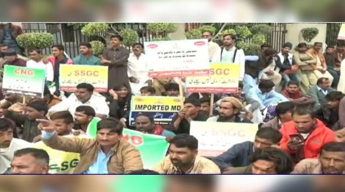 کراچی : آل پاکستان سی این جی ایسوسی ایشن کا گیس کی بندش کیخلاف دھرنا