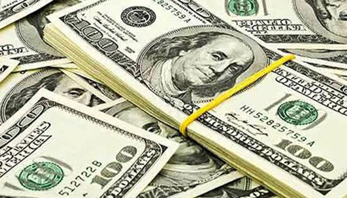 انٹربینک میں ڈالر کی قدر میں کمی جبکہ اوپن مارکیٹ میں ڈالر مہنگا ہوا—فوٹو: فائل