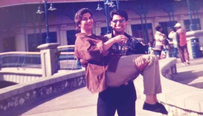 اداکار ہمایوں سعید اور ان کی اہلیہ 1998 میں پہلے بیرون ملک دورے پر —فوٹو: ہمایوں سعید انسٹا گرام