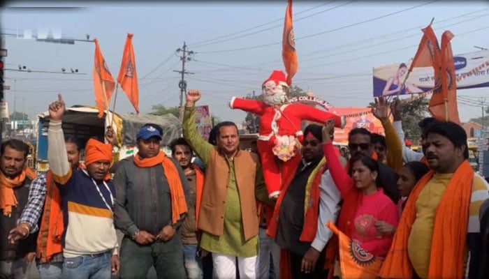 انتہاپسند مظاہرین نے ’سانتا کلاز مردہ باد اور گو بیک سانتا کلاز‘ کے نعرے بھی لگائے— فوٹو: بھارتی میڈیا