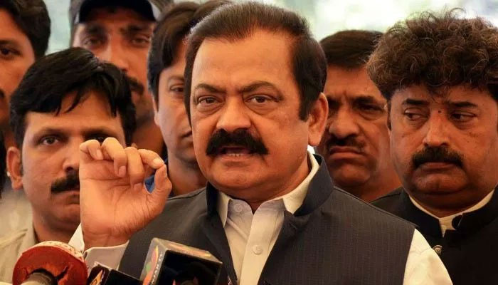 بوکھلائے عمران نیازی نے گھبراہٹ میں پارٹی آئین ہی ختم کر دیا، ان کیلئے ایک ہی پیغام ہے کہ بس آپ نے گھبرانا نہیں ہے: رانا ثناء اللہ۔ فوٹو: فائل
