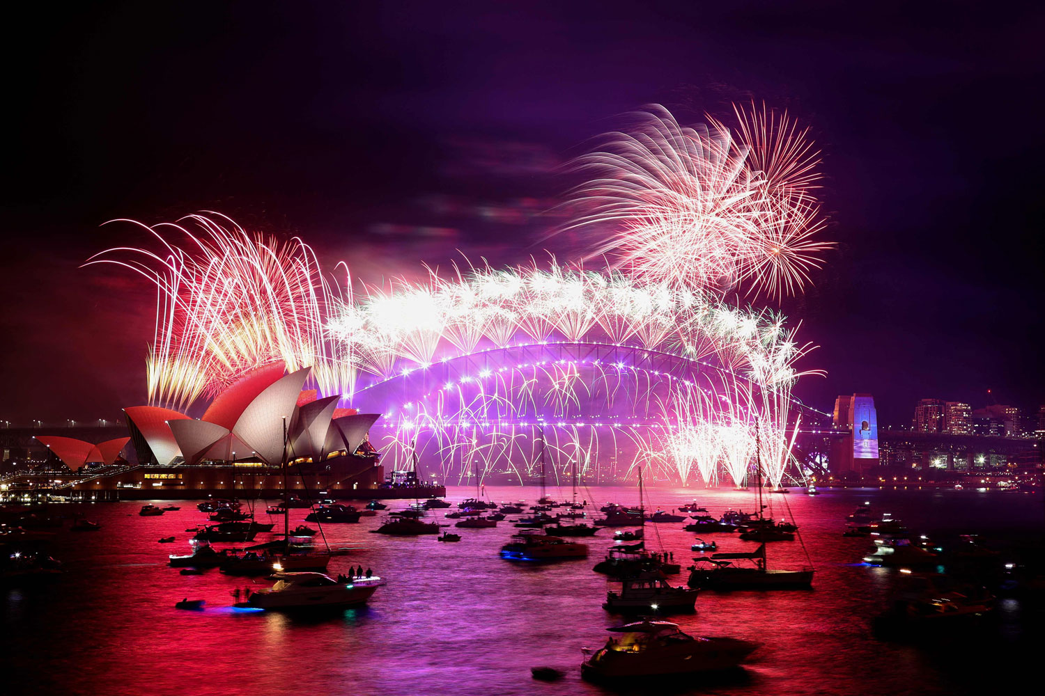 سال نو کے آغازپر آسٹریلیا کے سڈنی ہاربر پر شاندار آتش بازی کی گئی — فوٹو: اے ایف پی