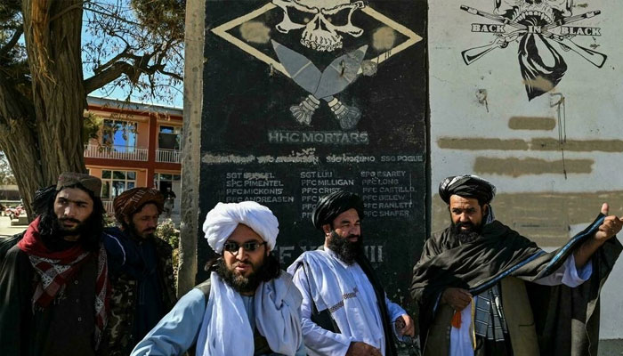 اس دیوار پر ان امریکی فوجیوں اور رجمنٹ کے نام کنندہ ہیں جنہوں نے افغانستان میں طالبان کیخلاف طویل جنگ میں خدمات انجام دیں۔ فوٹو اے ایف پی
