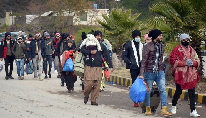 رینجرز اور انتظامیہ کی شہریوں سے واپس جانے اورتعاون کرنے کی اپیل کی ہے— فوٹو: آن لائن