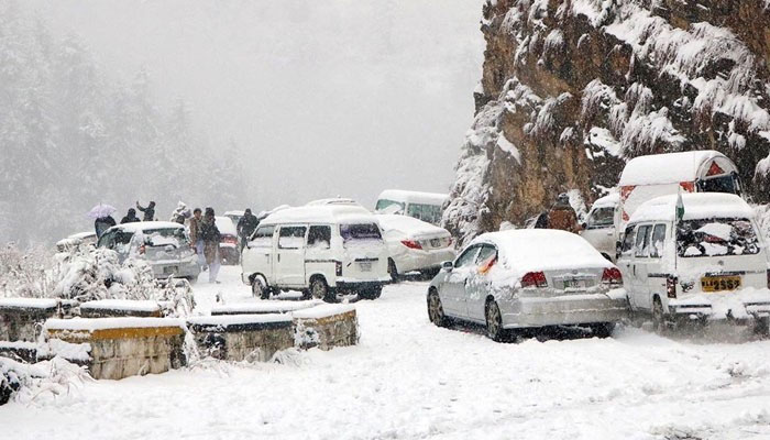 گلگت بلتستان کے ضلع استور میں برف باری جاری یے—فوٹو: فائل