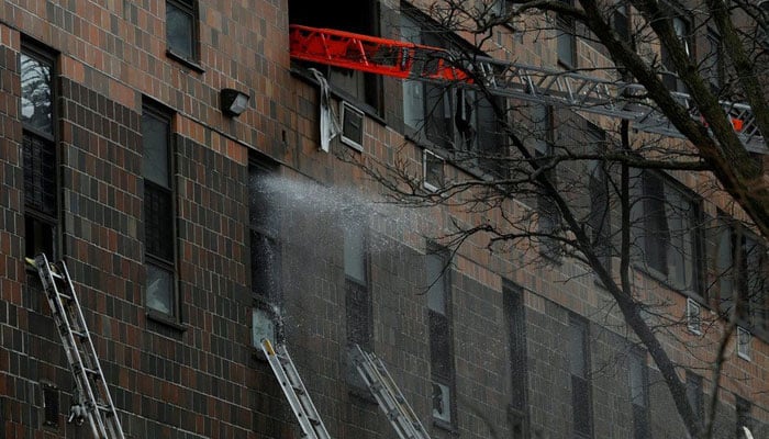 نیویارک کے ایک اپارٹمنٹ کی عمارت میں آگ لگنے سے 9 بچوں سمیت کم از کم 19 افراد ہلاک ہو گئے —فوٹو: رائٹرز