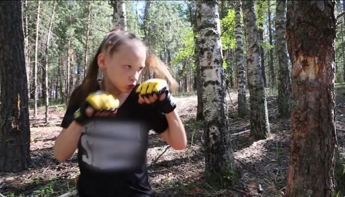 روس سے تعلق رکھنے والی 12 سالہ ایونیکا نے مُکے مار ،مار کر درخت کےٹکڑے کر دیے۔ —فوٹوـ سوشل میڈیا