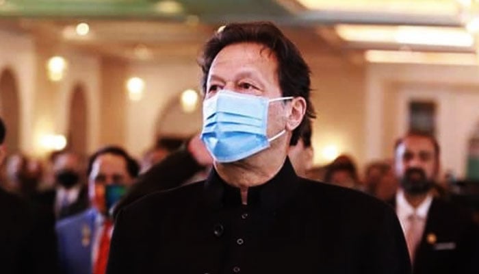 وزیراعظم عمران خان نے پرویز خٹک کو سخت جواب دیا اور کہا کہ سب کے سامنے آپ مجھے بلیک میل کررہے ہیں— فوٹو: فائل