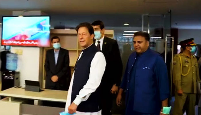 صحافی کے سوال پر وزیراعظم عمران خان خاموش رہے البتہ ان کے ساتھ موجود وزیر اطلاعات فواد چوہدری نے پلٹ کر صحافی سے ہی پوچھ لیا کہ کون سے ساتھی؟— فوٹو: فائل