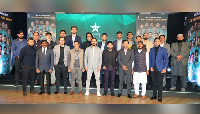 پاکستان کرکٹ بورڈ کی جانب سے 2021 میں نمایاں کارکردگی دکھانے پر قومی کرکٹ ٹیم کےاعزاز میں تقریب کا اہتمام کیا گیا  —فوٹو: پی سی بی