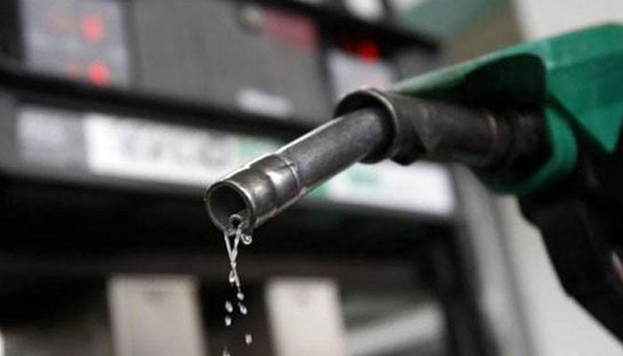 پیٹرول کی قیمت میں 3 روپے ایک پیسے فی لیٹر اضافے کا نوٹیفکیشن جاری کردیا— فوٹو:فائل