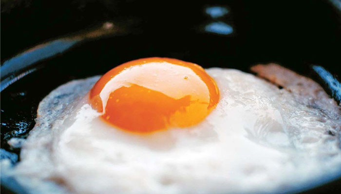 فریج میں رکھنے سے انڈا اپنا ذائقہ کھو دیتا ہے۔ فوٹو: فائل