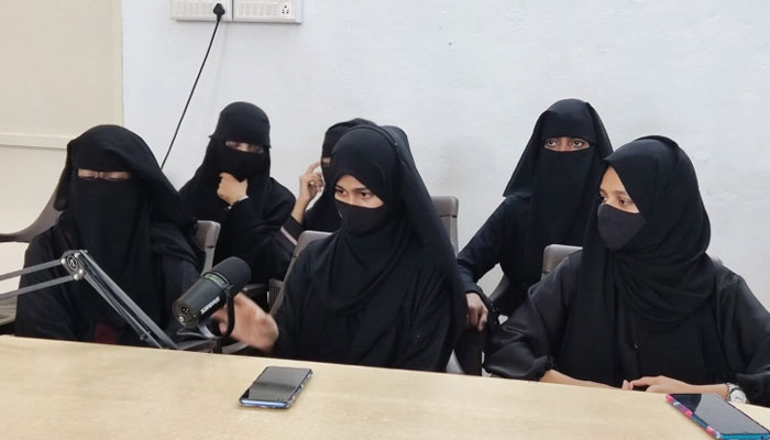 طالبات کو 31 دسمبر سے اپنی کلاسوں سے غیر حاضر قرار دیا گیا ہے حالانکہ ان کا کہنا ہے کہ وہ ہر روز کالج جا رہی ہیں—فوٹو: الجزیرہ