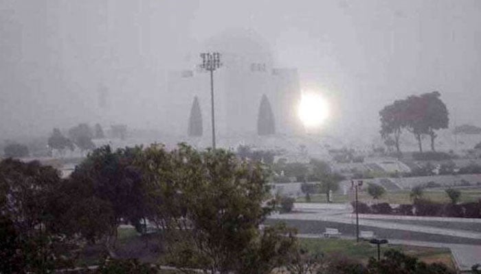 محکمہ موسمیات کی جانب سے جاری بیان کے مطابق آئندہ 2 روز کراچی میں صبح کے وقت ہلکی دھند رہنے کا امکان ہے— فوٹو: فائل