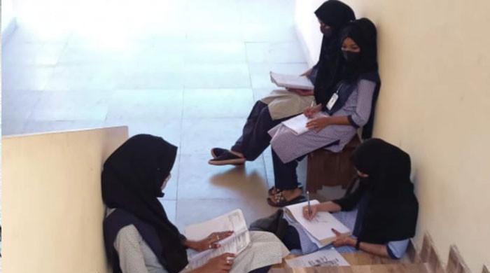 بھارت:کالج میں حجاب پہننے والی مسلم طالبات کو کلاس سے نکال دیا گیا